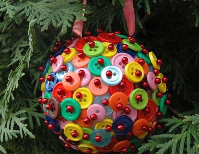 Новогодние елочные игрушки из пуговиц. Мастер-класс «Новогодний шарик из пуговиц. Елочные украшения из нитей