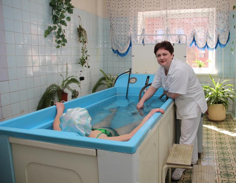 Как моют лежачих больных в больнице. Как помыть лежачего больного в домашних условиях? Как купать лежачего больного дома в ванной комнате