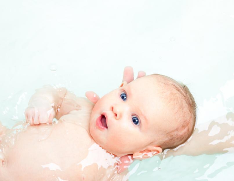 В чем можно купать младенца. При какой температуре купать новорожденного? Покупаем ванну для купания
