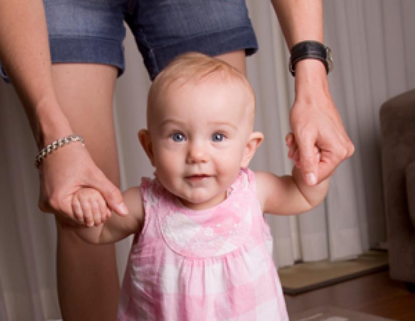 Годовалый ребенок держит ноги лягушкой. Все признаки дисплазии тазобедренного сустава у новорожденного малыша: на что родители должны обращать внимание. Незрелость тазобедренных суставов