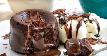 Jednoduchý recept na výrobu čokoládových muffinů s tekutou náplní