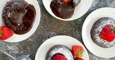 Čokoládové muffiny s tekutou náplňou: dva recepty