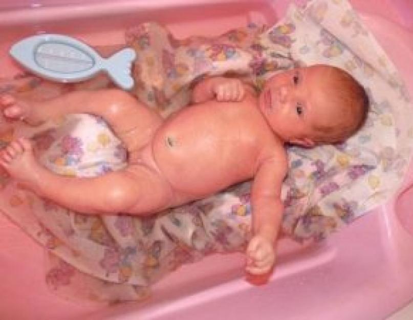 How to properly bathe a newborn after the hospital.  Baby's first bath after the hospital.  Should I bathe an unhealed umbilical wound?
