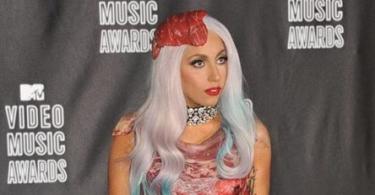 Lady Gaga i en köttklänning