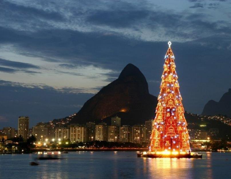 Kiek metrų yra aukščiausia Kalėdų eglutė?  Gražiausi ir neįprasti Naujųjų metų medžiai pasaulyje.  Kalėdų eglutė LEGOLAND mieste, Karlsbade, Kalifornijoje, JAV