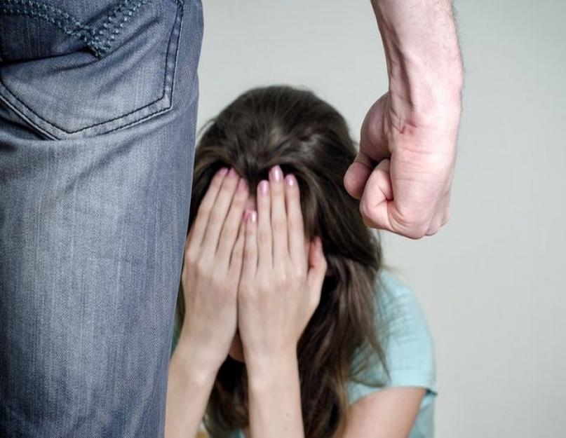 The husband threatens with violence, behaves aggressively, and beats.  What to do?  My ex-husband insults and threatens me, what should I do? My husband is threatening me, what should I do?