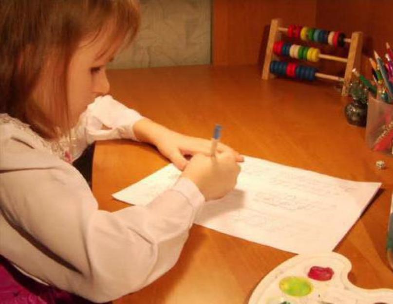 Miért ismeri a gyermek az összes szabályt, de hibákat ír, és hogyan oldja meg ezt a problémát? Mi van, ha a gyermek hibásan ír? Mi az a neve, amikor hibásan írnak?