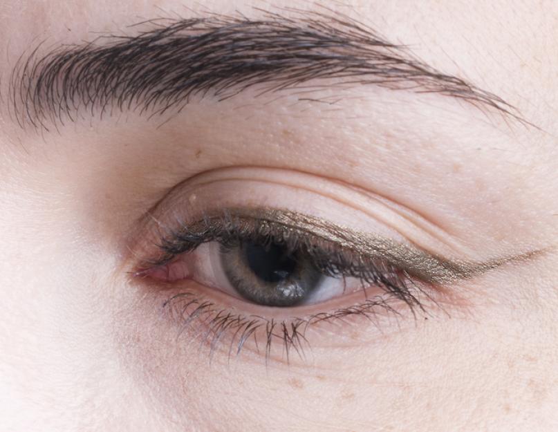 Przegląd niebieskich eyelinerów. Swatch: najlepsze ołówki dla niebieskoszarych oczu Fioletowy eyeliner