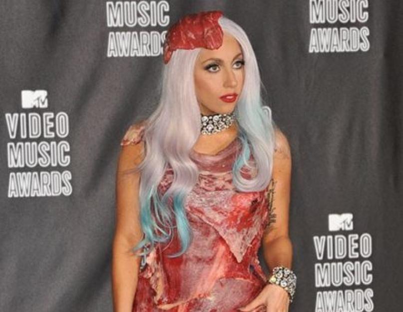 Lady gaga meat costume.  Lady Gaga in a dress made of meat.  Lady Gaga's style as read by Tatyana Timofeeva
