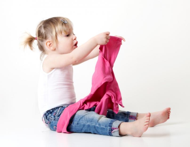 Megtanítjuk a gyereket szeszély és felesleges stressz nélkül öltözni.  Tippek a gyerek öltözködésének megtanításához Játékok gyerekkel: hogyan tanítsunk gyorsan öltözni