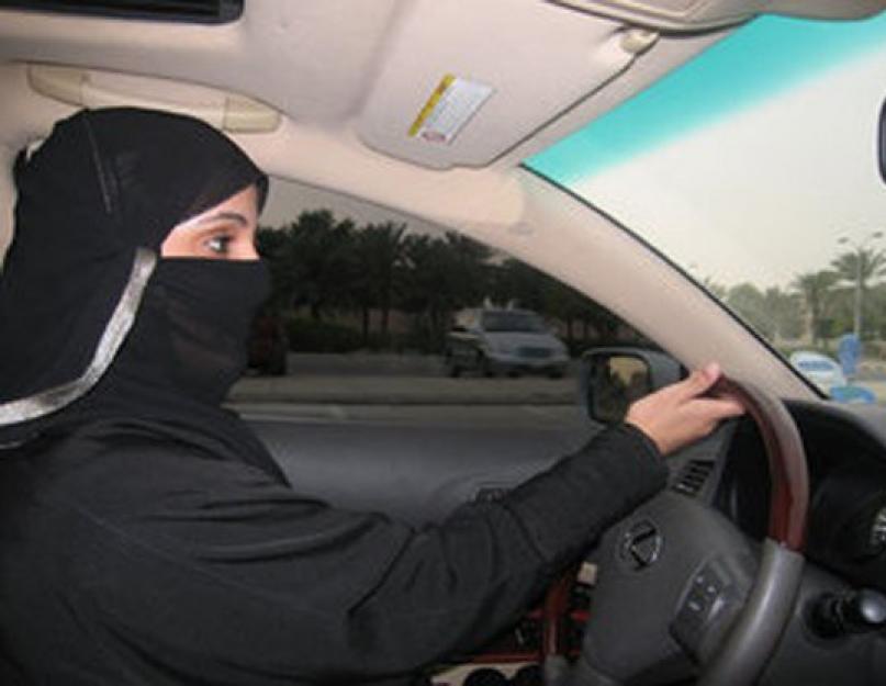 I Saudiarabien är kvinnor erkända som djur.  Tidigare ansågs de vara föremål.  Hur man klär sig för turister i Saudiarabien