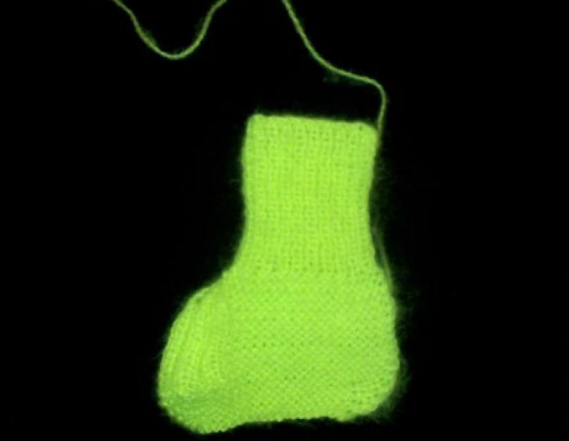 Knit beautiful booties for dogs using two knitting needles.  How to knit booties with knitting needles.  Various options.  Pattern for knitting booties Dogs with knitting needles