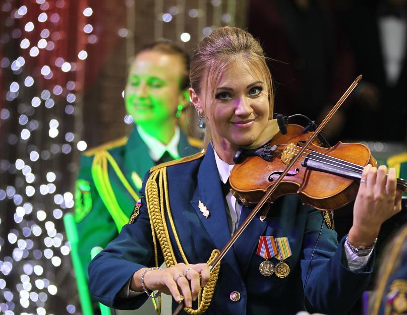 Concert dedicat Zilei Salvatorului la Kremlin.  O seară de gală dedicată sărbătoririi Zilei Salvatorului Federației Ruse are loc la Palatul de Stat al Kremlinului.  Și în acest moment