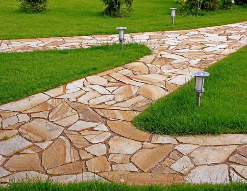 The device of paths from a stone.  DIY garden paths made of natural stone.  Do-it-yourself garden paths made of natural natural stone