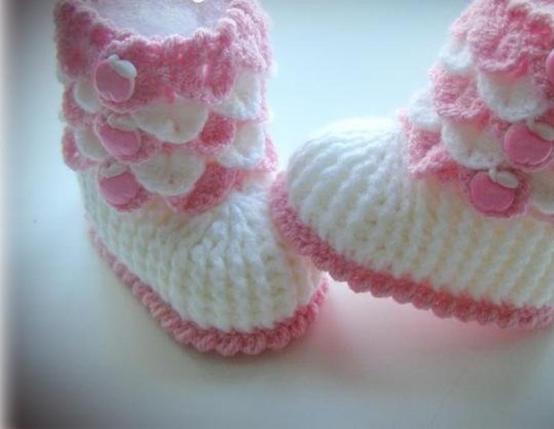 Baby booties crocodiles diagram and description. Cute crocodile booties with knitting needles. We knit cuffs with 