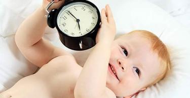 Egy gyermek napi rutinja egy évre és tippek A gyermek napi rutinja egy évre és 1 hónapra