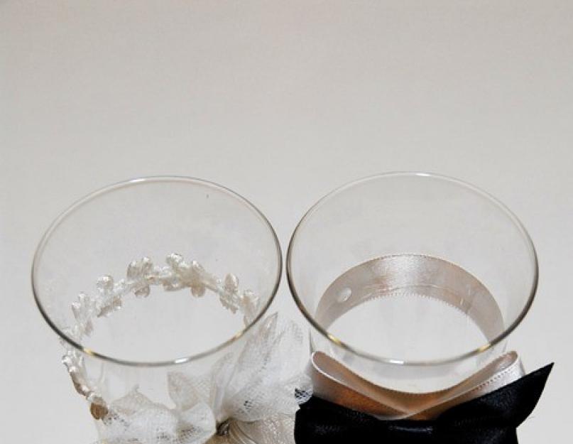 Tradice spojené se svatebními skleničkami.  Kdy a jak je správné rozbít sklenice na svatbě?  Potřebujete svatební brýle?