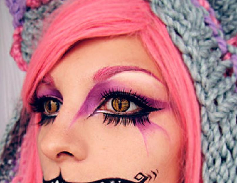 Scary voluminous Halloween makeup for girls.  Horrible DIY Halloween makeup.  Stylish looks for Halloween